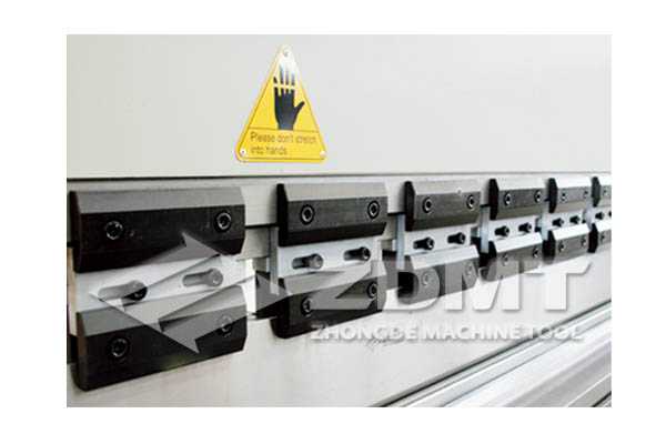 模具夾具.jpg 模具夾具.jpg