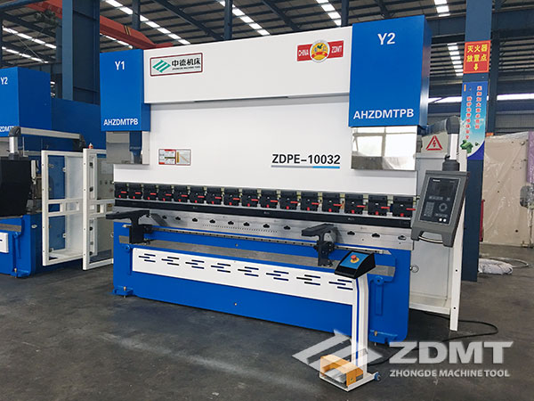 安徽中德機床股份有限公司等20家企業獲得“2016年度工業企業突出貢獻二十強”2 安徽中德機床股份有限公司等20家企業獲得“2016年度工業企業突出貢獻二十強”2