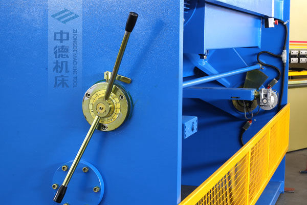 ZDS-1632剪板機刀片間隙手動調(diào)節(jié)器，刻度清淅，調(diào)節(jié)省力又簡便.jpg