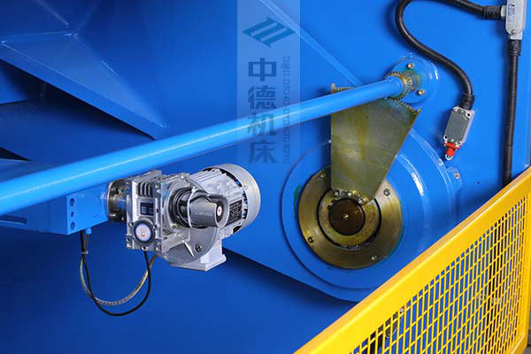 ZDS-432剪板機(jī)后檔料結(jié)構(gòu),平行度高,并采用國內(nèi)一流品牌軸承,耐磨抗壓壽命長.jpg ZDS-432剪板機(jī)后檔料結(jié)構(gòu),平行度高,并采用國內(nèi)一流品牌軸承,耐磨抗壓壽命長.jpg