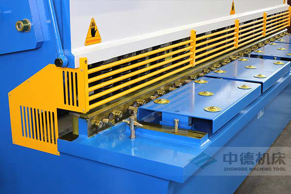 ZDS-432剪板機(jī)進(jìn)料口,安全防護(hù),進(jìn)料無阻,又能直接觀看到燈光對線的剪切位置.jpg ZDS-432剪板機(jī)進(jìn)料口,安全防護(hù),進(jìn)料無阻,又能直接觀看到燈光對線的剪切位置.jpg